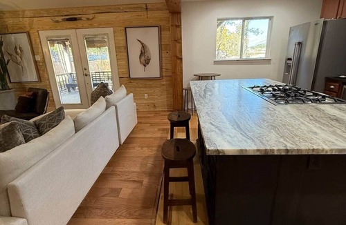 Conroe House | Pendelton Lodge | Country Gem & Huge Fire Pit