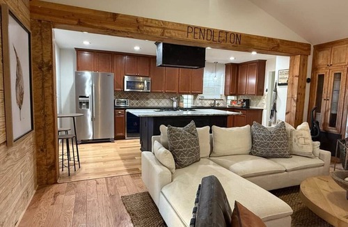 Conroe House | Pendelton Lodge | Country Gem & Huge Fire Pit