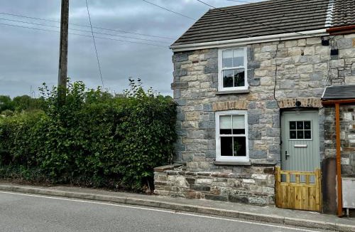 Penderyn House | Penderyn Cottage Waterfall Country Brecon Beacons
