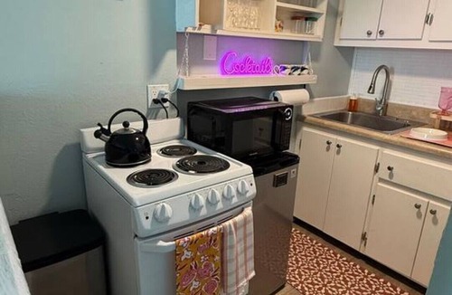 Parsuns To Cocoa Beach House | Penguins on the Beach | Studio Steps to Beach & Downtown w/pool | Unit E