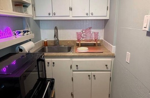 Parsuns To Cocoa Beach House | Penguins on the Beach | Studio Steps to Beach & Downtown w/pool | Unit E