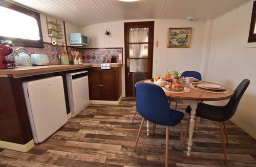 Avignon Boat Rental | Peniche Spa Le Makara Cottage 2 Bedrooms
