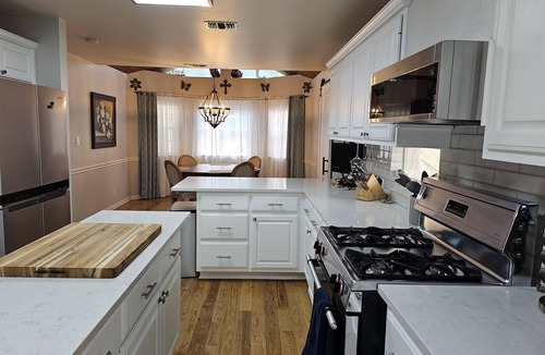 Austin House | PENION HOME! HOT TUB FOR 6/7 - SPACIOUS YARD FOR KIDS!