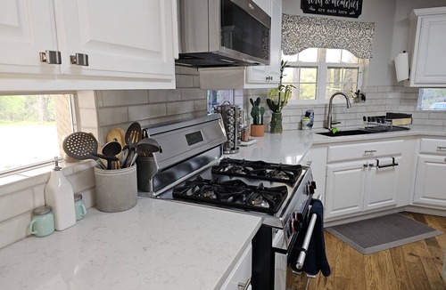 Austin House | PENION HOME! HOT TUB FOR 6/7 - SPACIOUS YARD FOR KIDS!