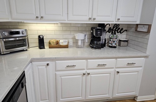 Austin House | PENION HOME! HOT TUB FOR 6/7 - SPACIOUS YARD FOR KIDS!