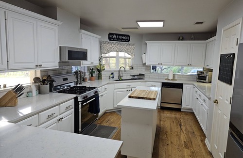 Austin House | PENION HOME! HOT TUB FOR 6/7 - SPACIOUS YARD FOR KIDS!