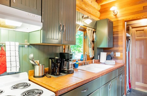 Oak Harbor Cabin | Penn Cove Overlook by AvantStay | Cabin w/Views