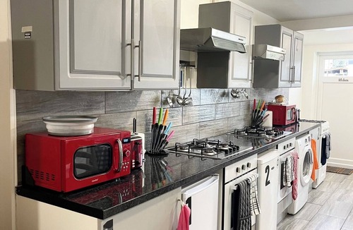 Havering Park Apartment | Penn Gardens - Flat 2