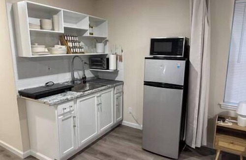 Newark Apartment | Penn Station Retreat – Studio w/Queen + Laundry