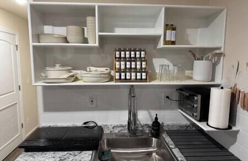 Newark Apartment | Penn Station Retreat – Studio w/Queen + Laundry