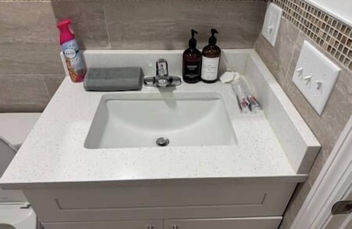 Newark Apartment | Penn Station Retreat – Studio w/Queen + Laundry