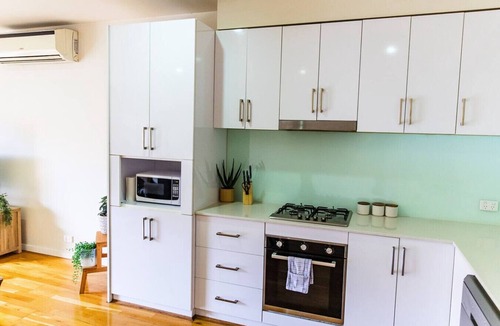 Brunswick Apartment | Penny. 2BR Stylish Brunswick Stay w/Parking