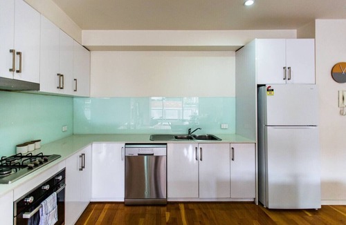 Brunswick Apartment | Penny. 2BR Stylish Brunswick Stay w/Parking