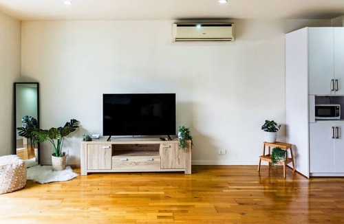 Brunswick Apartment | Penny. 2BR Stylish Brunswick Stay w/Parking