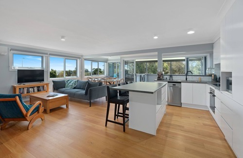 Currarong House | Penny's Hideaway - Ocean - Open Plan Modern Living