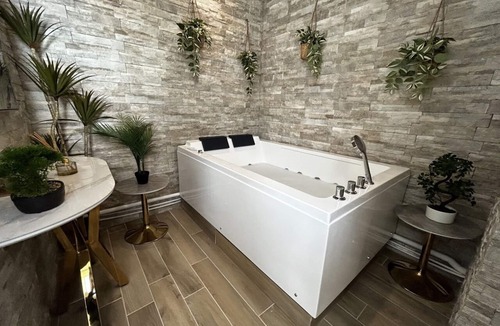 Courlancy Apartment | Pentagone 1/3-Apartment-Private Bathroom