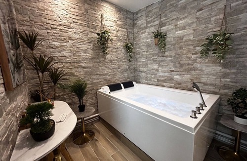 Courlancy Apartment | Pentagone 1/3-Apartment-Private Bathroom