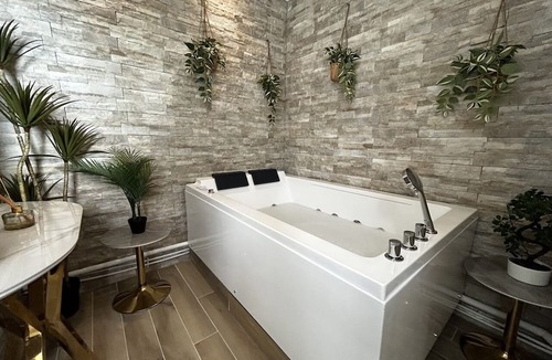 Courlancy Apartment | Pentagone 1/3-Apartment-Private Bathroom