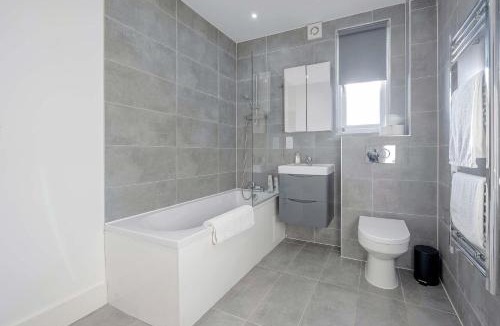 Coulsdon West Apartment | Penthouse 2 Bed 2 Bath By CRSL