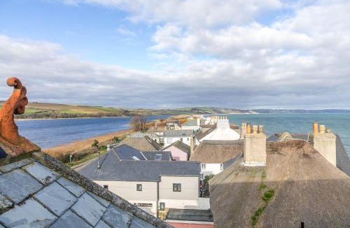 Torcross Apartment | Penthouse By The Sea, Wi-Fi, Sea View