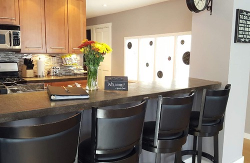 Shorewood-Tower Hills-Harbert Condo | Penthouse for Two! Enjoy the Fall! Relax. Hot tub - Steam Shower - Fireplace.