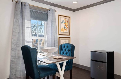 Parkville Apartment | Penthouse on Main KingBed+Shops&Eats|WiFi