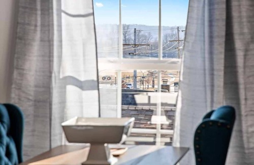 Parkville Apartment | Penthouse on Main KingBed+Shops&Eats|WiFi