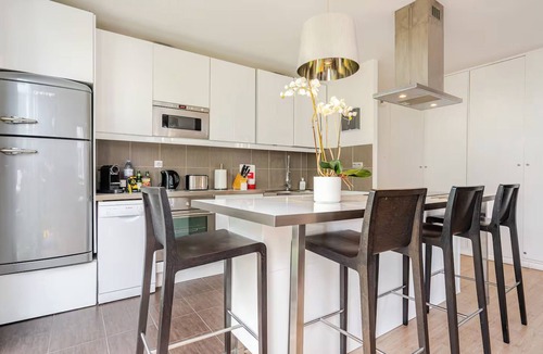 Aubervilliers Apartment | Penthouse Private Jacuzzi, Terrace & Gym (Airbnb SuperHost for 10 years)
