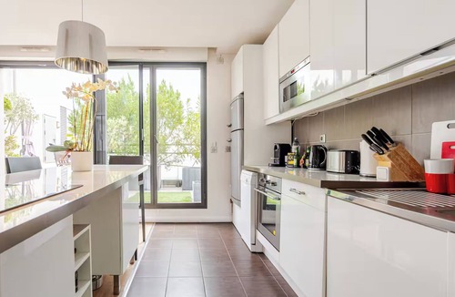 Aubervilliers Apartment | Penthouse Private Jacuzzi, Terrace & Gym (Airbnb SuperHost for 10 years)