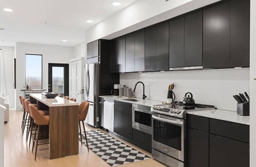 North Capitol Apartment | Penthouse River View Condo with Patio + Parking, Downtown