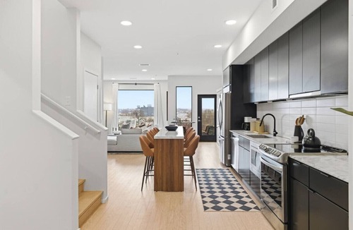 North Capitol Apartment | Penthouse River View Condo with Patio + Parking, Downtown