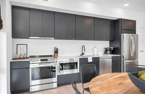 North Capitol House | Penthouse River View Walk Downtown, Garage Parking