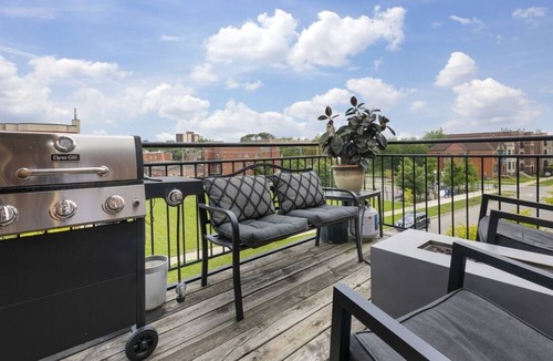 Bronzeville Condo | Penthouse Spa Condo @ Bronzeville