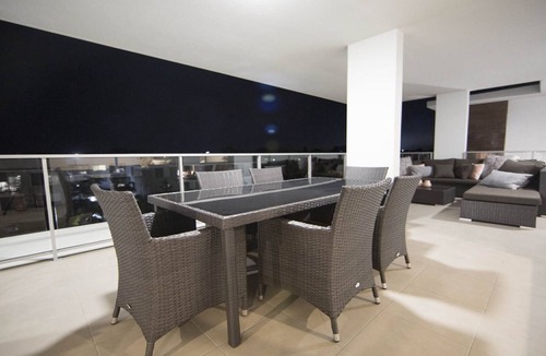 Bundall Apartment | PENTHOUSE STYLE 4 BEDROOMS!