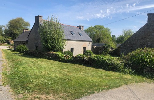 Roscanvel House | Penty Breton character near sea and coastal path