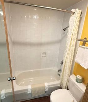 Beaverton Hotel | Pepper Tree Inn