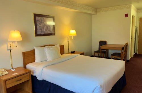 Centralia Hotel | Peppermill Empress Inn