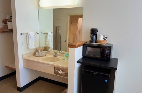 Centralia Hotel | Peppermill Empress Inn