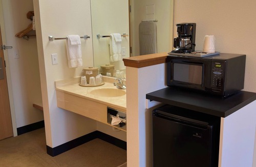 Centralia Hotel | Peppermill Empress Inn