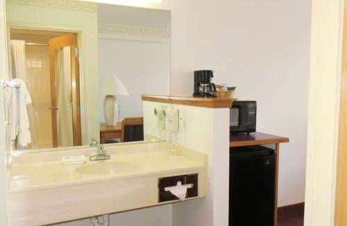 Centralia Hotel | Peppermill Empress Inn