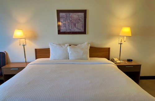 Centralia Hotel | Peppermill Empress Inn