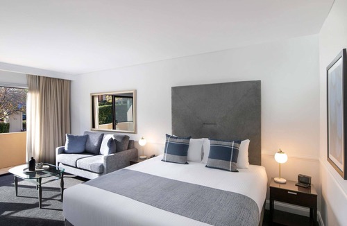 Castle Hill Hotel | Peppers The Hills Lodge