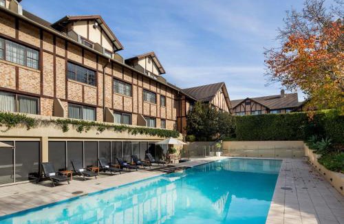 Castle Hill Hotel | Peppers The Hills Lodge