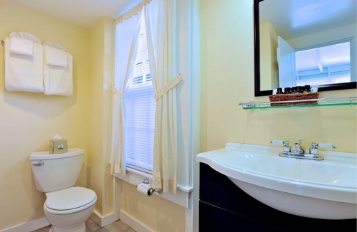 Oak Bluffs Hotel | Pequot Hotel