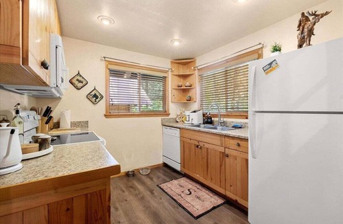 Paradise Estates Cabin | Perch - Antler House: Charming Cabin w/Firepit!