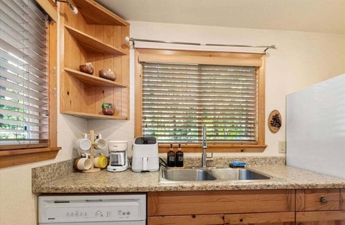 Paradise Estates Cabin | Perch - Antler House: Charming Cabin w/Firepit!