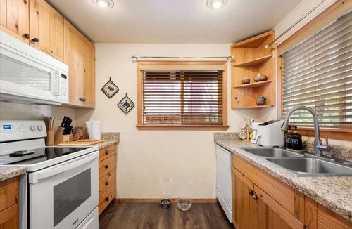 Paradise Estates Cabin | Perch - Antler House: Charming Cabin w/Firepit!