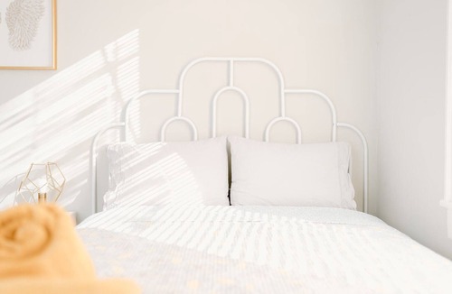 Dixon Park House | Perch 𓆱 BnB, 3/1 + yoga rm in Victorian Dist East
