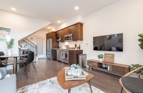 Minor House | Perch - Centro Guesthouse E: Cozy Townhome w/Parking, Deck & Pet Friendly