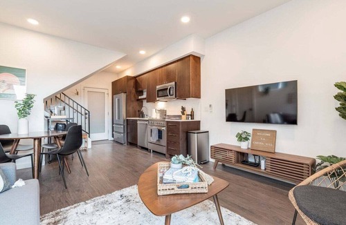 Minor House | Perch - Centro Guesthouse E: Cozy Townhome w/Parking, Deck & Pet Friendly